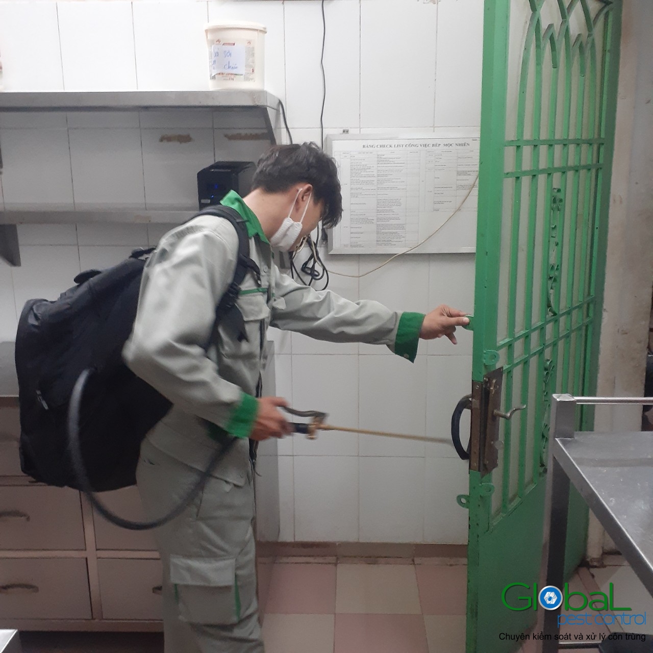 Phun diệt côn trùng định kỳ